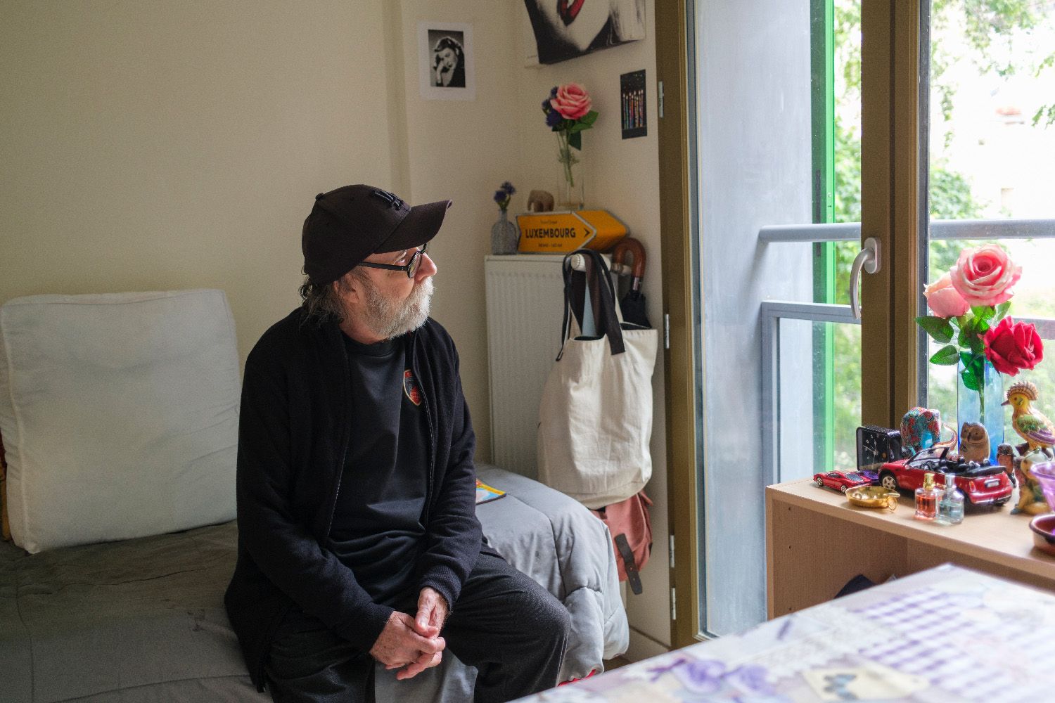 Portrait d'un résident dans son logement — scène de vie quotidienne
