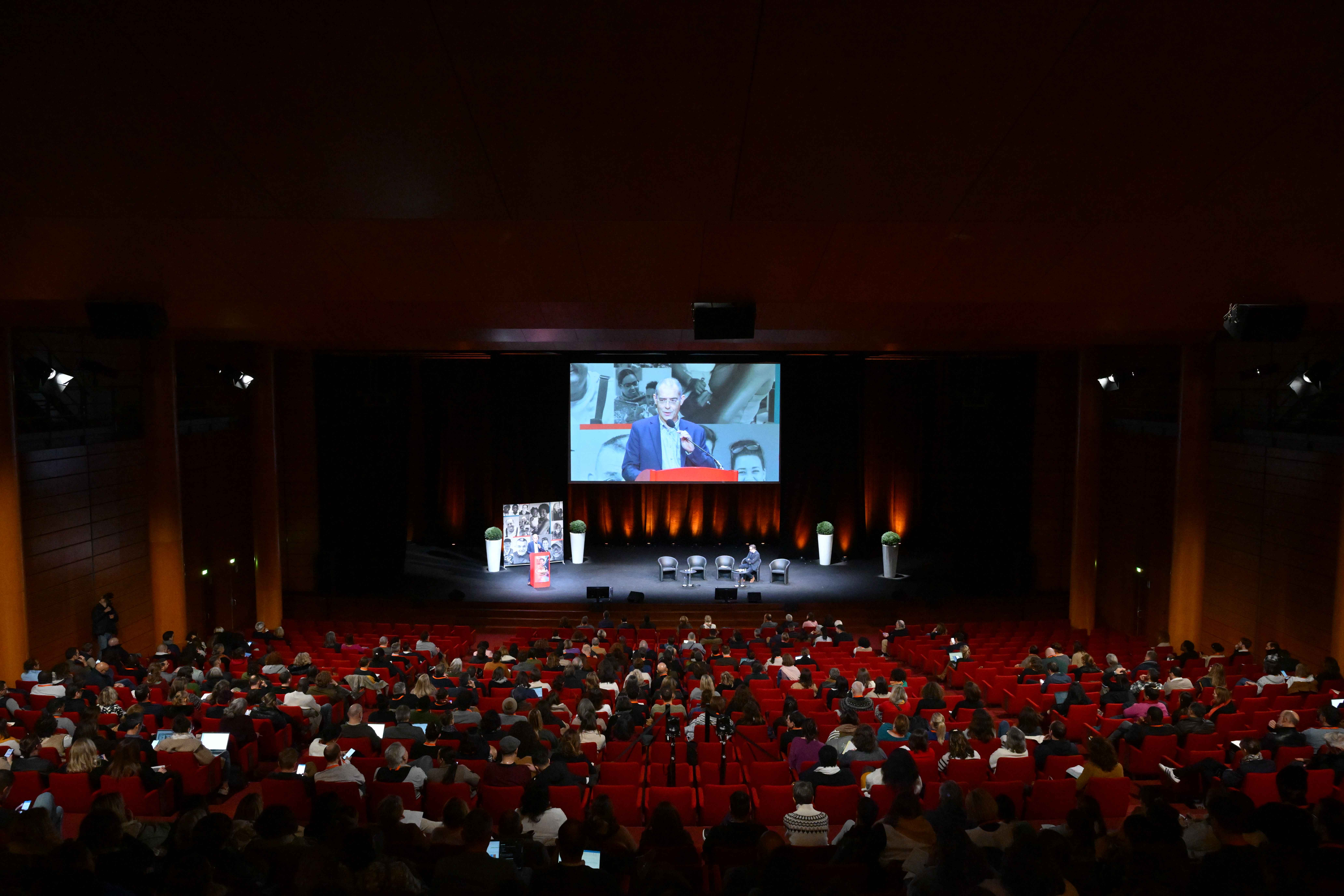 Plénière des Rencontres du logement accompagné 2025 — salle comble, grand angle